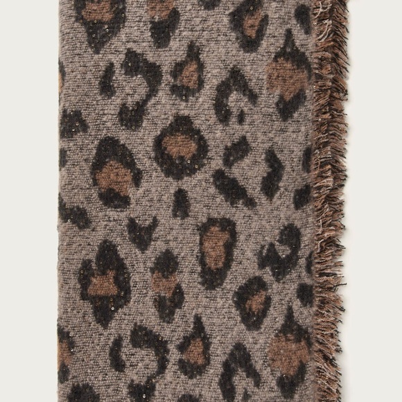 Modern Leopard Print Shawl Blanket. - Picture 7 of 8